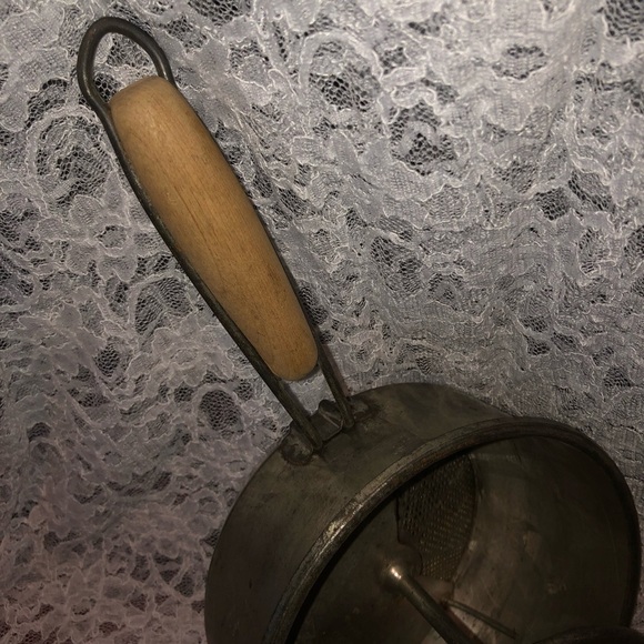 Vintage Metal Food Mill with Wooden Handle. Foley food mill for purée. - Picture 2 of 8